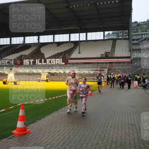 07.12.2025 - St. Pauli X-Mass-Run No. 15 Fabian Wolf http://msf.ph/oto/9422078 07.12.2025 11:49:28 Ziel 360, 1992, 1993, 2003, 2344, 2346, 3421, 3424, 3665, 3685, 4601, 4643, 4646 meine-sportfotos.de