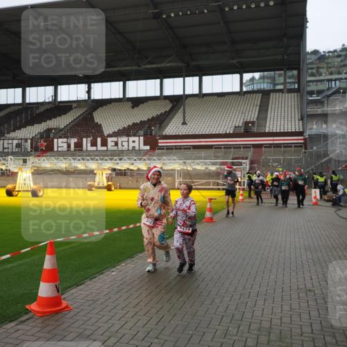 07.12.2025 - St. Pauli X-Mass-Run No. 15 Fabian Wolf http://msf.ph/oto/9422079 07.12.2025 11:49:28 Ziel 360, 1992, 1993, 2003, 2344, 2346, 3421, 3424, 3665, 3685, 4601, 4643, 4646 meine-sportfotos.de