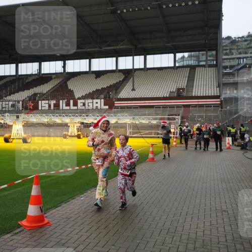 07.12.2025 - St. Pauli X-Mass-Run No. 15 Fabian Wolf http://msf.ph/oto/9422080 07.12.2025 11:49:28 Ziel 360, 1992, 1993, 2003, 2344, 2346, 3421, 3424, 3665, 3685, 4601, 4643, 4646 meine-sportfotos.de