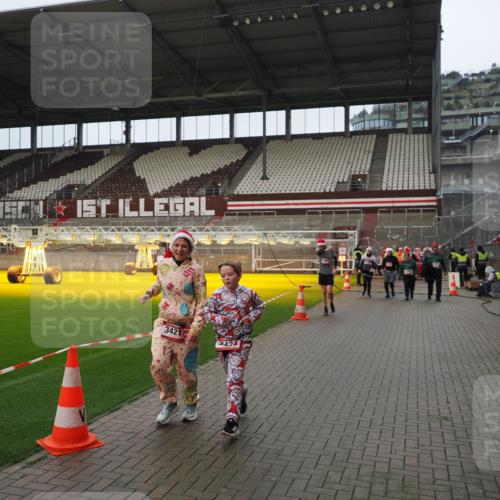 07.12.2025 - St. Pauli X-Mass-Run No. 15 Fabian Wolf http://msf.ph/oto/9422081 07.12.2025 11:49:28 Ziel 360, 1992, 1993, 2003, 2344, 2346, 3421, 3424, 3665, 3685, 4601, 4643, 4646 meine-sportfotos.de