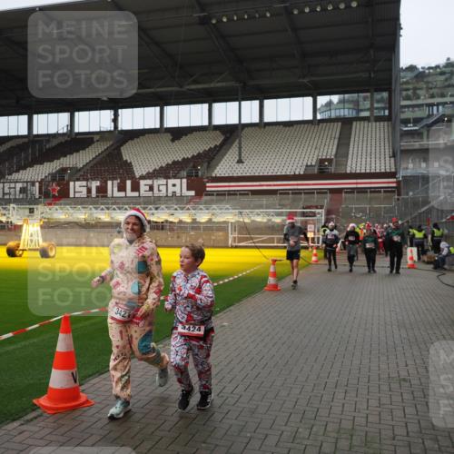 07.12.2025 - St. Pauli X-Mass-Run No. 15 Fabian Wolf http://msf.ph/oto/9422082 07.12.2025 11:49:28 Ziel 360, 1992, 1993, 2003, 2344, 2346, 3421, 3424, 3665, 3685, 4601, 4643, 4646 meine-sportfotos.de
