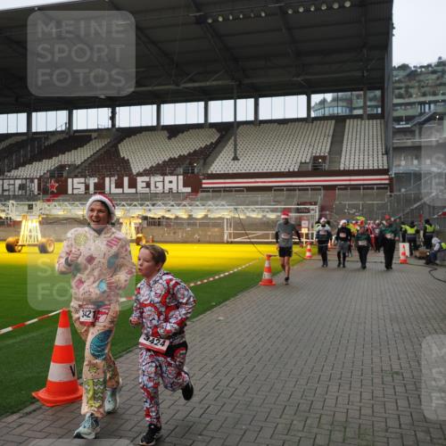 07.12.2025 - St. Pauli X-Mass-Run No. 15 Fabian Wolf http://msf.ph/oto/9422083 07.12.2025 11:49:29 Ziel 360, 1992, 1993, 2003, 2344, 2346, 3421, 3424, 3665, 3685, 3914, 3915, 4601, 4643, 4646 meine-sportfotos.de