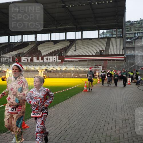 07.12.2025 - St. Pauli X-Mass-Run No. 15 Fabian Wolf http://msf.ph/oto/9422084 07.12.2025 11:49:29 Ziel 360, 1992, 1993, 2003, 2344, 2346, 3421, 3424, 3665, 3685, 3914, 3915, 4601, 4643, 4646 meine-sportfotos.de