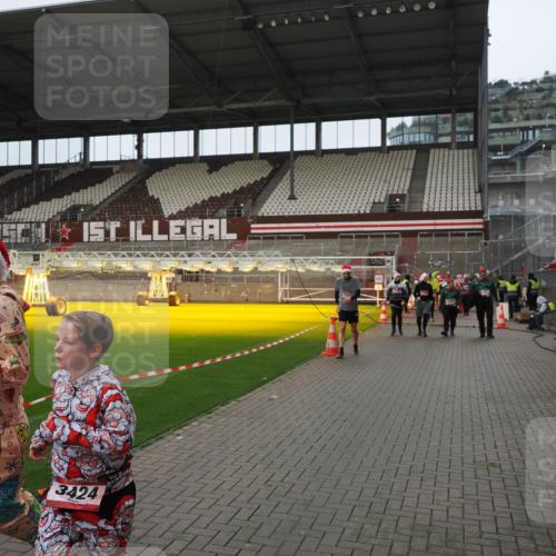 07.12.2025 - St. Pauli X-Mass-Run No. 15 Fabian Wolf http://msf.ph/oto/9422085 07.12.2025 11:49:29 Ziel 360, 1992, 1993, 2003, 2344, 2346, 3421, 3424, 3665, 3685, 3914, 3915, 4601, 4643, 4646 meine-sportfotos.de