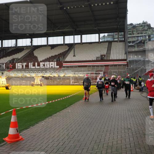 07.12.2025 - St. Pauli X-Mass-Run No. 15 Fabian Wolf http://msf.ph/oto/9422086 07.12.2025 11:49:31 Ziel 360, 1992, 1993, 2003, 2344, 2346, 2853, 2911, 3180, 3183, 3421, 3424, 3665, 3685, 3914, 3915, 4601, 4643, 4646 meine-sportfotos.de
