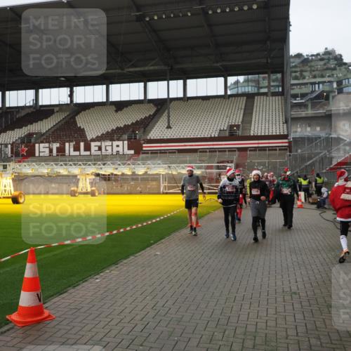 07.12.2025 - St. Pauli X-Mass-Run No. 15 Fabian Wolf http://msf.ph/oto/9422088 07.12.2025 11:49:32 Ziel 360, 2003, 2344, 2346, 2444, 2445, 2853, 2911, 3180, 3183, 3421, 3424, 3665, 3685, 3914, 3915, 4601, 4643, 4646 meine-sportfotos.de