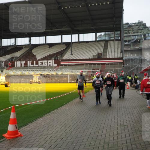 07.12.2025 - St. Pauli X-Mass-Run No. 15 Fabian Wolf http://msf.ph/oto/9422089 07.12.2025 11:49:33 Ziel 2003, 2344, 2346, 2444, 2445, 2853, 2911, 3180, 3183, 3421, 3424, 3665, 3685, 3914, 3915, 4601, 4643, 4646 meine-sportfotos.de