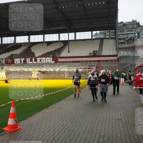 07.12.2025 - St. Pauli X-Mass-Run No. 15 Fabian Wolf http://msf.ph/oto/9422090 07.12.2025 11:49:33 Ziel 2003, 2344, 2346, 2444, 2445, 2853, 2911, 3180, 3183, 3421, 3424, 3665, 3685, 3914, 3915, 4601, 4643, 4646 meine-sportfotos.de