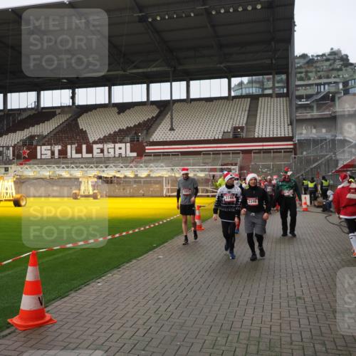 07.12.2025 - St. Pauli X-Mass-Run No. 15 Fabian Wolf http://msf.ph/oto/9422091 07.12.2025 11:49:33 Ziel 2003, 2344, 2346, 2444, 2445, 2853, 2911, 3180, 3183, 3421, 3424, 3665, 3685, 3914, 3915, 4601, 4643, 4646 meine-sportfotos.de