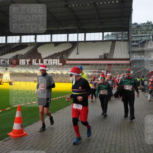 07.12.2025 - St. Pauli X-Mass-Run No. 15 Fabian Wolf http://msf.ph/oto/9422103 07.12.2025 11:49:36 Ziel 2003, 2344, 2346, 2444, 2445, 2853, 2911, 3180, 3183, 3421, 3424, 3665, 3685, 3914, 3915, 4643, 4646 meine-sportfotos.de