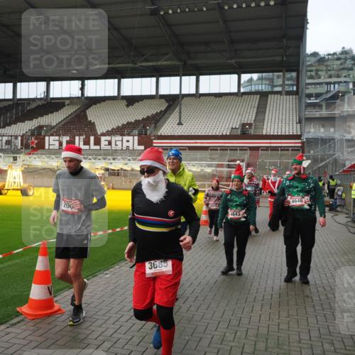 07.12.2025 - St. Pauli X-Mass-Run No. 15 Fabian Wolf http://msf.ph/oto/9422105 07.12.2025 11:49:37 Ziel 2003, 2344, 2346, 2444, 2445, 2853, 2911, 3180, 3183, 3421, 3424, 3665, 3685, 3914, 3915, 4643, 4646 meine-sportfotos.de