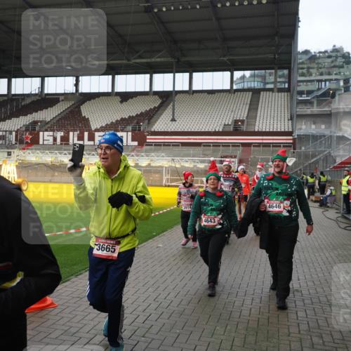07.12.2025 - St. Pauli X-Mass-Run No. 15 Fabian Wolf http://msf.ph/oto/9422106 07.12.2025 11:49:38 Ziel 2003, 2344, 2346, 2444, 2445, 2853, 2911, 3180, 3183, 3421, 3424, 3665, 3685, 3914, 3915, 4643, 4646 meine-sportfotos.de