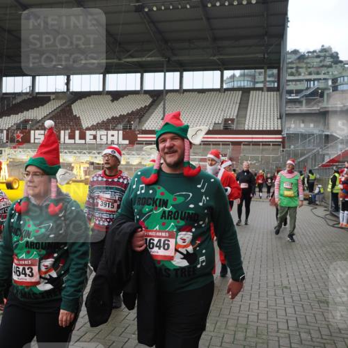 07.12.2025 - St. Pauli X-Mass-Run No. 15 Fabian Wolf http://msf.ph/oto/9422112 07.12.2025 11:49:40 Ziel 2003, 2344, 2346, 2444, 2445, 2853, 2911, 3180, 3183, 3421, 3424, 3562, 3563, 3566, 3568, 3572, 3665, 3685, 3914, 3915, 4643, 4646 meine-sportfotos.de