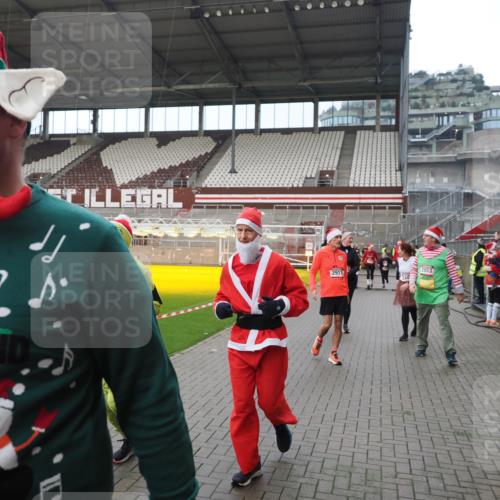 07.12.2025 - St. Pauli X-Mass-Run No. 15 Fabian Wolf http://msf.ph/oto/9422113 07.12.2025 11:49:41 Ziel 2003, 2344, 2346, 2444, 2445, 2853, 2911, 3180, 3183, 3421, 3424, 3562, 3563, 3566, 3568, 3572, 3665, 3685, 3914, 3915, 4643, 4646 meine-sportfotos.de