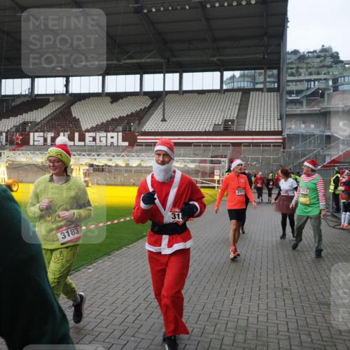 07.12.2025 - St. Pauli X-Mass-Run No. 15 Fabian Wolf http://msf.ph/oto/9422114 07.12.2025 11:49:41 Ziel 2003, 2344, 2346, 2444, 2445, 2853, 2911, 3180, 3183, 3421, 3424, 3562, 3563, 3566, 3568, 3572, 3665, 3685, 3914, 3915, 4643, 4646 meine-sportfotos.de