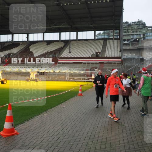 07.12.2025 - St. Pauli X-Mass-Run No. 15 Fabian Wolf http://msf.ph/oto/9422115 07.12.2025 11:49:42 Ziel 2003, 2344, 2346, 2444, 2445, 2853, 2911, 3180, 3183, 3562, 3563, 3566, 3568, 3572, 3665, 3685, 3914, 3915, 4646 meine-sportfotos.de
