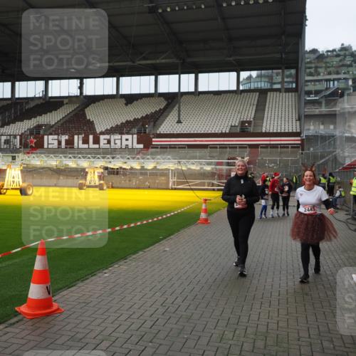 07.12.2025 - St. Pauli X-Mass-Run No. 15 Fabian Wolf http://msf.ph/oto/9422118 07.12.2025 11:49:43 Ziel 2003, 2346, 2444, 2445, 2853, 2911, 3180, 3183, 3562, 3563, 3566, 3568, 3572, 3665, 3685, 3914, 3915 meine-sportfotos.de