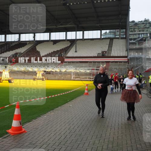 07.12.2025 - St. Pauli X-Mass-Run No. 15 Fabian Wolf http://msf.ph/oto/9422119 07.12.2025 11:49:44 Ziel 2444, 2445, 2853, 2911, 3180, 3183, 3562, 3563, 3566, 3568, 3572, 3665, 3685, 3914, 3915 meine-sportfotos.de