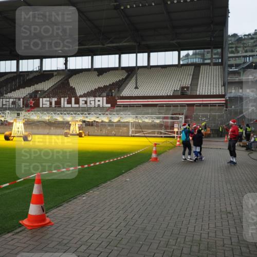 07.12.2025 - St. Pauli X-Mass-Run No. 15 Fabian Wolf http://msf.ph/oto/9422130 07.12.2025 11:49:47 Ziel 2444, 2445, 2853, 2911, 3180, 3183, 3562, 3563, 3566, 3568, 3572, 3665, 3685, 3914, 3915 meine-sportfotos.de