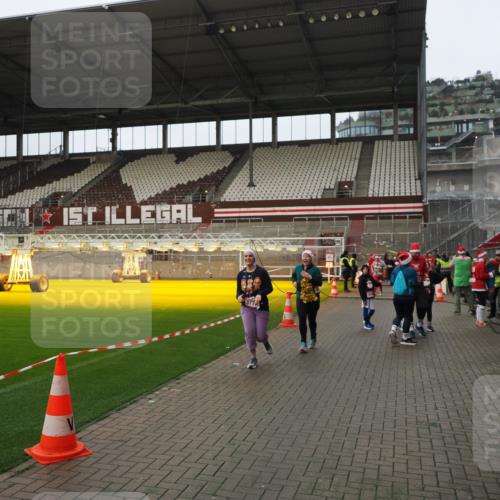 07.12.2025 - St. Pauli X-Mass-Run No. 15 Fabian Wolf http://msf.ph/oto/9422131 07.12.2025 11:50:01 Ziel 2118, 3660, 3778 meine-sportfotos.de