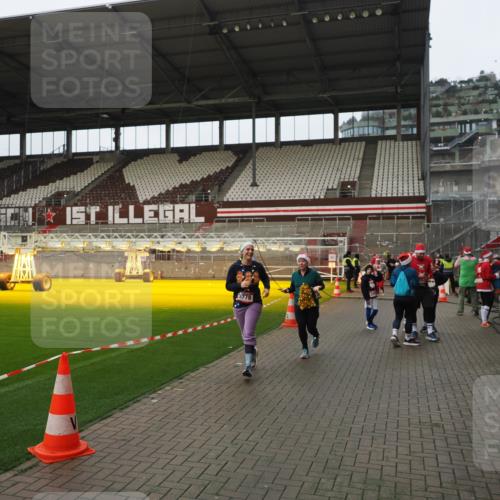 07.12.2025 - St. Pauli X-Mass-Run No. 15 Fabian Wolf http://msf.ph/oto/9422132 07.12.2025 11:50:01 Ziel 2118, 3660, 3778 meine-sportfotos.de