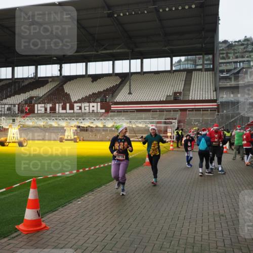 07.12.2025 - St. Pauli X-Mass-Run No. 15 Fabian Wolf http://msf.ph/oto/9422133 07.12.2025 11:50:02 Ziel 2118, 3660, 3778 meine-sportfotos.de