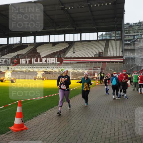 07.12.2025 - St. Pauli X-Mass-Run No. 15 Fabian Wolf http://msf.ph/oto/9422134 07.12.2025 11:50:02 Ziel 2118, 3660, 3778 meine-sportfotos.de