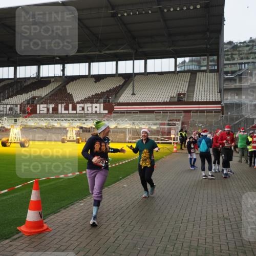 07.12.2025 - St. Pauli X-Mass-Run No. 15 Fabian Wolf http://msf.ph/oto/9422136 07.12.2025 11:50:02 Ziel 2118, 3660, 3778 meine-sportfotos.de