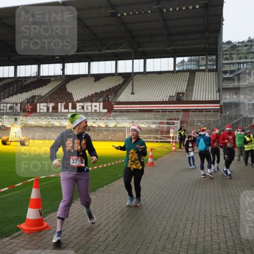 07.12.2025 - St. Pauli X-Mass-Run No. 15 Fabian Wolf http://msf.ph/oto/9422138 07.12.2025 11:50:03 Ziel 2118, 3660, 3778 meine-sportfotos.de