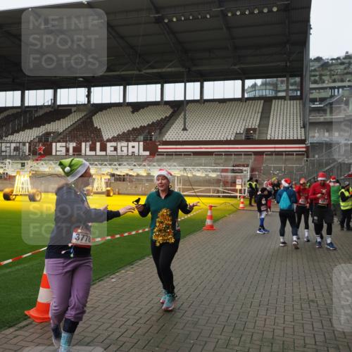 07.12.2025 - St. Pauli X-Mass-Run No. 15 Fabian Wolf http://msf.ph/oto/9422140 07.12.2025 11:50:03 Ziel 2118, 3660, 3778 meine-sportfotos.de