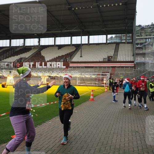 07.12.2025 - St. Pauli X-Mass-Run No. 15 Fabian Wolf http://msf.ph/oto/9422141 07.12.2025 11:50:03 Ziel 2118, 3660, 3778 meine-sportfotos.de
