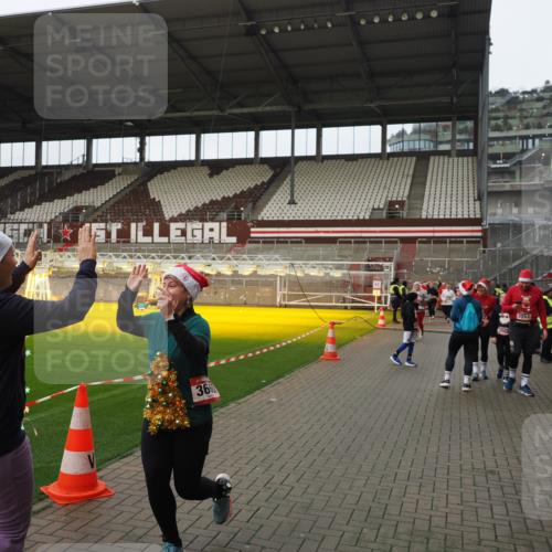 07.12.2025 - St. Pauli X-Mass-Run No. 15 Fabian Wolf http://msf.ph/oto/9422143 07.12.2025 11:50:04 Ziel 2118, 2872, 3660, 3697, 3778 meine-sportfotos.de