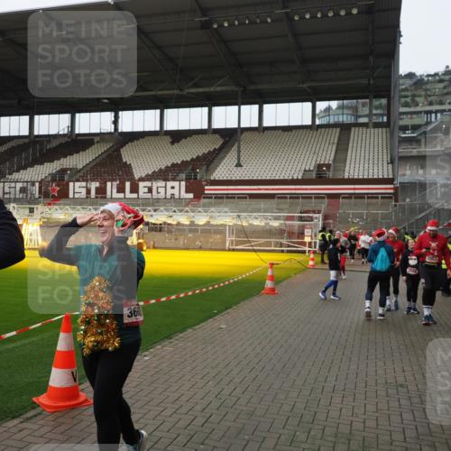 07.12.2025 - St. Pauli X-Mass-Run No. 15 Fabian Wolf http://msf.ph/oto/9422144 07.12.2025 11:50:04 Ziel 2118, 2872, 3660, 3697, 3778 meine-sportfotos.de