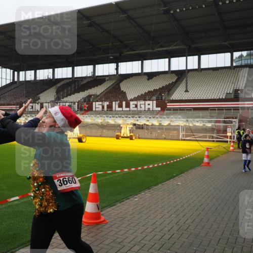 07.12.2025 - St. Pauli X-Mass-Run No. 15 Fabian Wolf http://msf.ph/oto/9422146 07.12.2025 11:50:04 Ziel 2118, 2872, 3660, 3697, 3778 meine-sportfotos.de