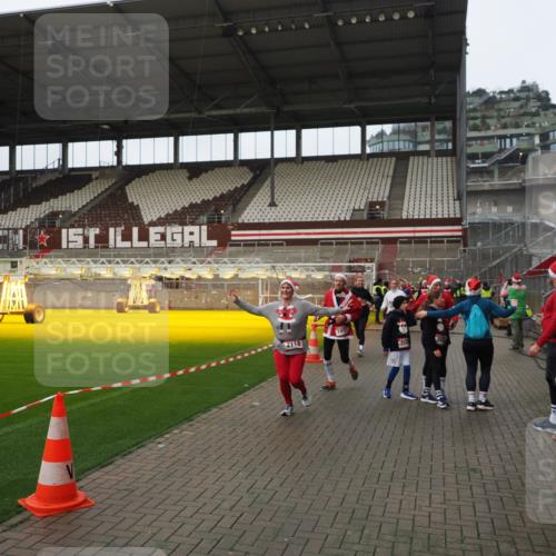 07.12.2025 - St. Pauli X-Mass-Run No. 15 Fabian Wolf http://msf.ph/oto/9422151 07.12.2025 11:50:08 Ziel 1890, 2118, 2203, 2210, 2848, 2872, 2877, 3660, 3697, 3778, 4184 meine-sportfotos.de