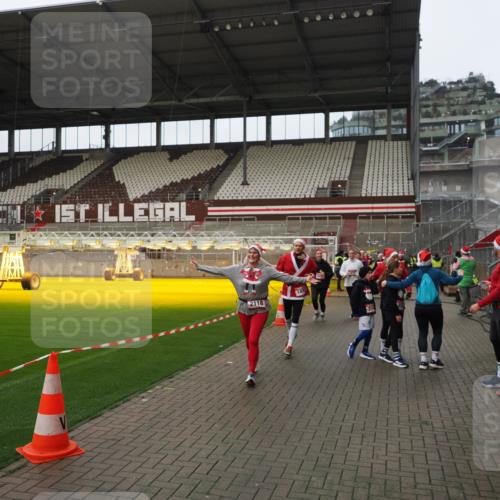 07.12.2025 - St. Pauli X-Mass-Run No. 15 Fabian Wolf http://msf.ph/oto/9422152 07.12.2025 11:50:09 Ziel 1890, 2118, 2203, 2210, 2848, 2872, 2877, 3660, 3697, 3778, 4184 meine-sportfotos.de