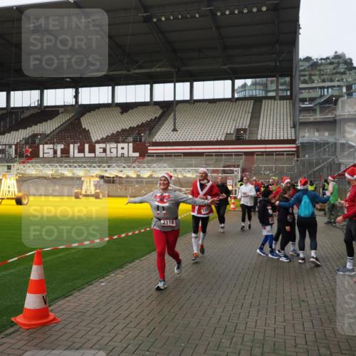 07.12.2025 - St. Pauli X-Mass-Run No. 15 Fabian Wolf http://msf.ph/oto/9422154 07.12.2025 11:50:09 Ziel 1890, 2118, 2203, 2210, 2848, 2872, 2877, 3660, 3697, 3778, 4184 meine-sportfotos.de