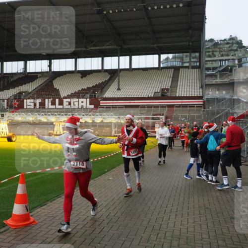 07.12.2025 - St. Pauli X-Mass-Run No. 15 Fabian Wolf http://msf.ph/oto/9422155 07.12.2025 11:50:10 Ziel 1890, 2118, 2203, 2210, 2848, 2872, 2877, 3660, 3697, 3778, 4184 meine-sportfotos.de