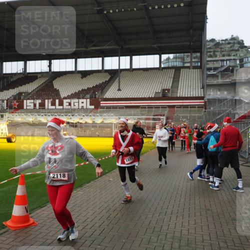 07.12.2025 - St. Pauli X-Mass-Run No. 15 Fabian Wolf http://msf.ph/oto/9422156 07.12.2025 11:50:10 Ziel 1890, 2118, 2203, 2210, 2848, 2872, 2877, 3660, 3697, 3778, 4184 meine-sportfotos.de