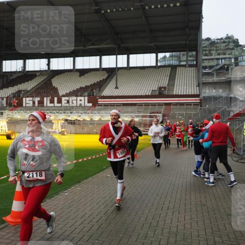 07.12.2025 - St. Pauli X-Mass-Run No. 15 Fabian Wolf http://msf.ph/oto/9422157 07.12.2025 11:50:10 Ziel 1890, 2118, 2203, 2210, 2848, 2872, 2877, 3660, 3697, 3778, 4184 meine-sportfotos.de