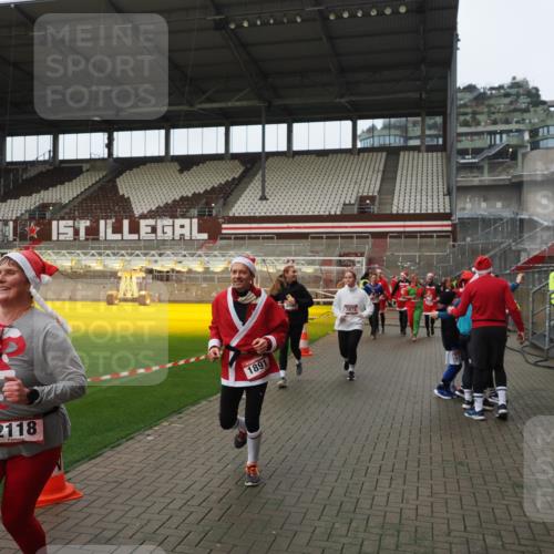 07.12.2025 - St. Pauli X-Mass-Run No. 15 Fabian Wolf http://msf.ph/oto/9422158 07.12.2025 11:50:10 Ziel 1890, 2118, 2203, 2210, 2848, 2872, 2877, 3660, 3697, 3778, 4184 meine-sportfotos.de