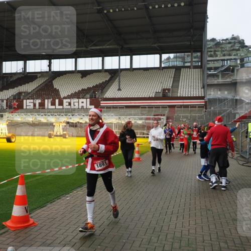 07.12.2025 - St. Pauli X-Mass-Run No. 15 Fabian Wolf http://msf.ph/oto/9422159 07.12.2025 11:50:10 Ziel 1890, 2118, 2203, 2210, 2848, 2872, 2877, 3660, 3697, 3778, 4184 meine-sportfotos.de