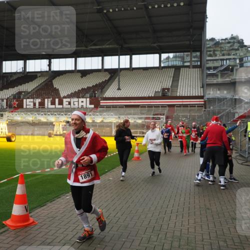 07.12.2025 - St. Pauli X-Mass-Run No. 15 Fabian Wolf http://msf.ph/oto/9422160 07.12.2025 11:50:11 Ziel 1890, 2118, 2203, 2210, 2848, 2872, 2877, 3660, 3697, 3778, 4184 meine-sportfotos.de