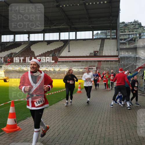07.12.2025 - St. Pauli X-Mass-Run No. 15 Fabian Wolf http://msf.ph/oto/9422161 07.12.2025 11:50:11 Ziel 1890, 2118, 2203, 2210, 2848, 2872, 2877, 3660, 3697, 3778, 4184 meine-sportfotos.de