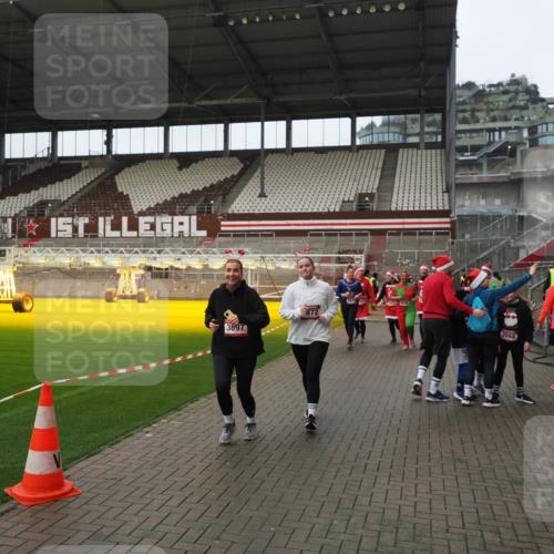 07.12.2025 - St. Pauli X-Mass-Run No. 15 Fabian Wolf http://msf.ph/oto/9422162 07.12.2025 11:50:12 Ziel 1890, 2118, 2203, 2210, 2848, 2872, 2877, 3660, 3697, 3778, 4184 meine-sportfotos.de