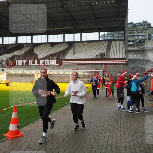 07.12.2025 - St. Pauli X-Mass-Run No. 15 Fabian Wolf http://msf.ph/oto/9422165 07.12.2025 11:50:12 Ziel 1890, 2118, 2203, 2210, 2848, 2872, 2877, 3660, 3697, 3778, 4184 meine-sportfotos.de