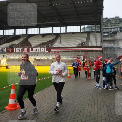 07.12.2025 - St. Pauli X-Mass-Run No. 15 Fabian Wolf http://msf.ph/oto/9422166 07.12.2025 11:50:12 Ziel 1890, 2118, 2203, 2210, 2848, 2872, 2877, 3660, 3697, 3778, 4184 meine-sportfotos.de
