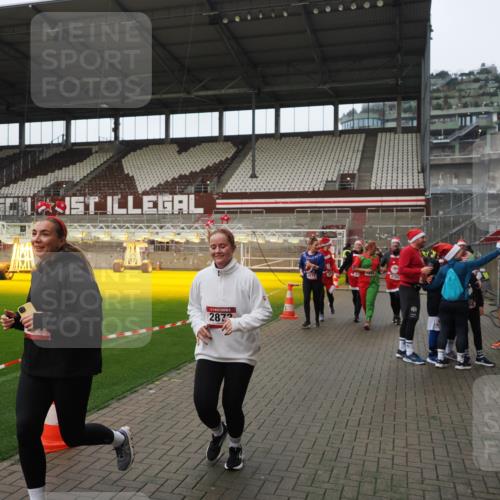 07.12.2025 - St. Pauli X-Mass-Run No. 15 Fabian Wolf http://msf.ph/oto/9422167 07.12.2025 11:50:13 Ziel 1890, 2118, 2203, 2210, 2848, 2872, 2877, 3660, 3697, 3778, 4184 meine-sportfotos.de