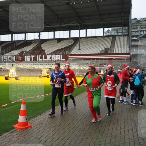 07.12.2025 - St. Pauli X-Mass-Run No. 15 Fabian Wolf http://msf.ph/oto/9422169 07.12.2025 11:50:15 Ziel 1890, 2118, 2203, 2210, 2784, 2785, 2793, 2848, 2872, 2877, 3660, 3697, 3778, 4184, 4428 meine-sportfotos.de