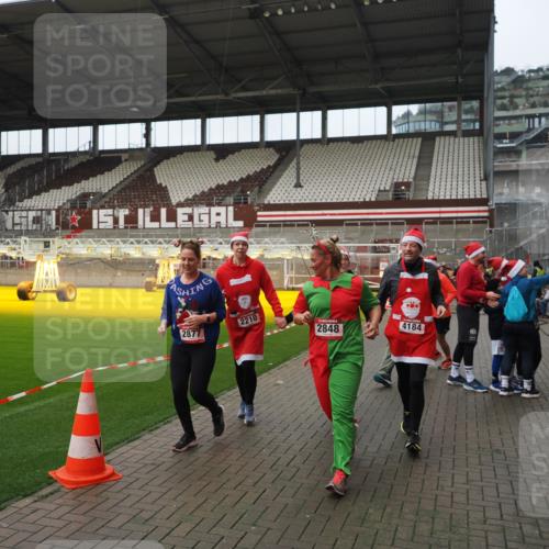 07.12.2025 - St. Pauli X-Mass-Run No. 15 Fabian Wolf http://msf.ph/oto/9422170 07.12.2025 11:50:16 Ziel 1890, 2118, 2203, 2210, 2784, 2785, 2793, 2848, 2872, 2877, 3697, 4184, 4428 meine-sportfotos.de